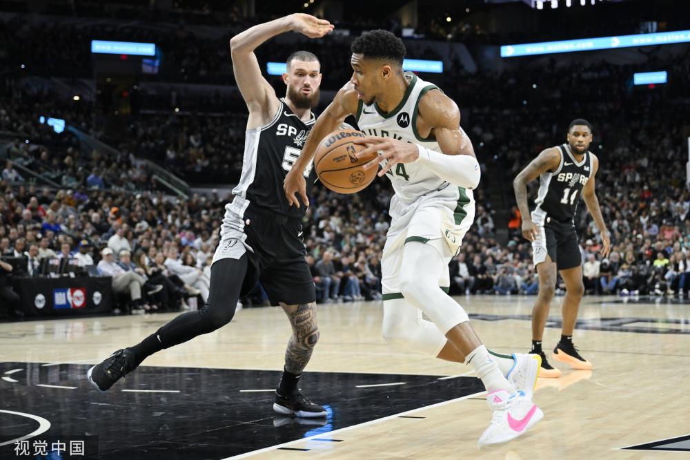 与队友和球 与队友和球